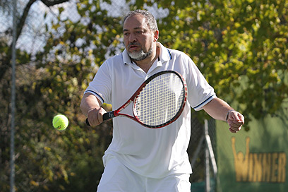 עכשיו יהיה לו יותר זמן לשחק טניס. ליברמן בסוף השבוע (צילום: אלכס קולומויסקי) (צילום: אלכס קולומויסקי)