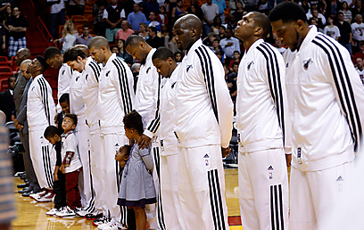 שחקני קבוצת ה-NBA מיאמי היט עומדים דקת דומייה לזכר הנרצחים (צילום: AP) (צילום: AP)