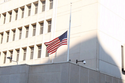 גם בשגרירות ארה"ב בתל-אביב הורד הדגל לחצי התורן (צילום: מוטי קמחי) (צילום: מוטי קמחי)