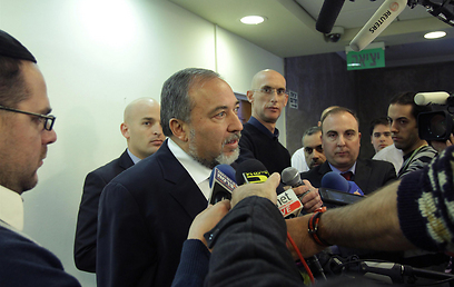 מגיש את התפטרותו מהממשלה (צילום: אלכס קולומויסקי) (צילום: אלכס קולומויסקי)