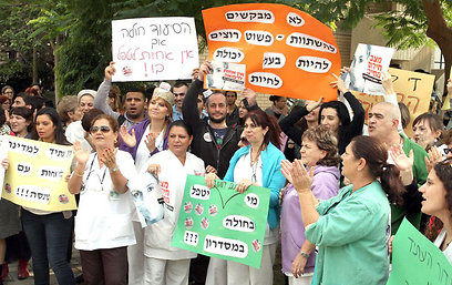 אחיות מפגינות היום מחוץ לבית החולים שיבא בתל השומר (צילום: עופר עמרם) (צילום: עופר עמרם)