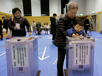 מצביעים ביפן, היום (צילום: AP) (צילום: AP)