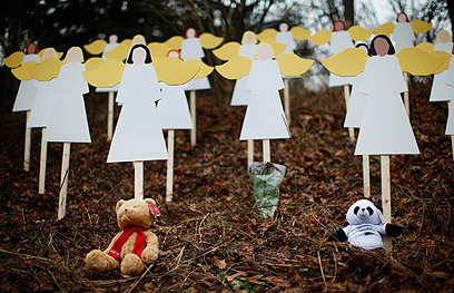 טקס הזיכרון בבית הספר בניוטאון לזכר הנרצחים (צילום: רויטרס) (צילום: רויטרס)