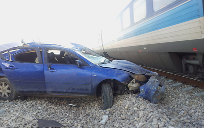 החלק הקדמי של המכונית רוסק, גם לרכבת נגרם נזק (צילום: אודי בוך) (צילום: אודי בוך)