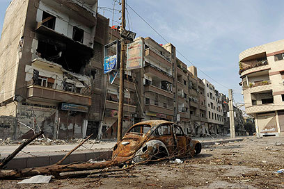 הלחימה נמשכת. שכונת מגורים אחרי הפצצה של צבא אסד (צילום: רויטרס) (צילום: רויטרס)