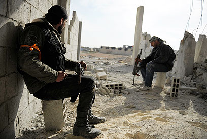 מורדים סורים בדראיה, שליד דמשק (צילום: רויטרס) (צילום: רויטרס)