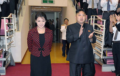 משמשים דוגמה? קים ג'ונג און ורי סול ג'ו (צילום: EPA) (צילום: EPA)