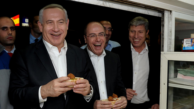 Prime Minister Benjamin Netanyahu and Minister Silvan Shalom eat falafel in Acre (Photo: Moshe Milner, GPO) 