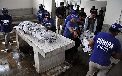 גופות נרצחות בקראצ'י (צילום: EPA) (צילום: EPA)