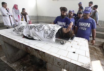 גופת אחת הנשים שנרצחו בקראצ'י (צילום: רויטרס) (צילום: רויטרס)