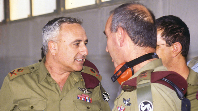 Амнон Липкин-Шахак, начальник генштаба в 1995-1998, командовал операцией "Гроздья гнева"