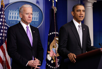 אובמה וביידן מכריזים על מאמצי החקיקה (צילום: רויטרס) (צילום: רויטרס)