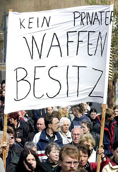 הפגנה נגד החזקת נשק בארפורט שבגרמניה, לאחר הטבח שם (צילום: AP) (צילום: AP)