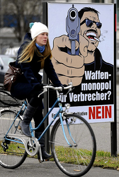 "מונופול לפושעים על הנשק? לא". לקראת משאל העם בשווייץ (צילום: AP) (צילום: AP)