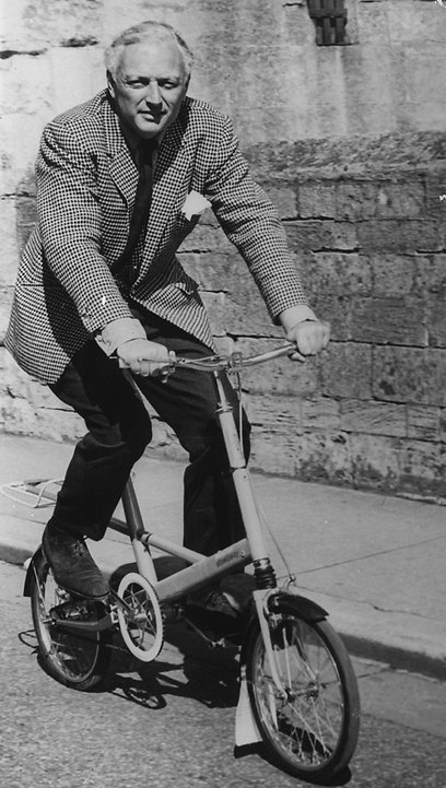 אלכס מולטון והאופניים שהציג ב-1962 (צילום: GettyImages) (צילום: GettyImages)