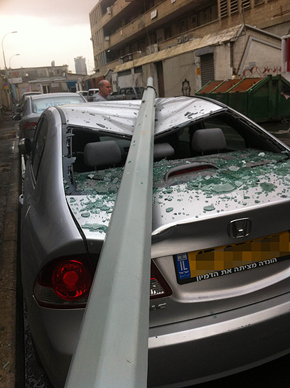 עמוד תאורה שקרס על מכונית בדרום תל אביב (צילום: יוסי טוסקאני) (צילום: יוסי טוסקאני)