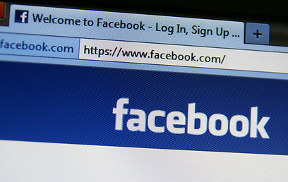 אם הכול חשוף ברשת החברתית, לפחות את הזוגיות שלך תשאיר לעצמך. פייסבוק (צילום: shutterstock) (צילום: shutterstock)