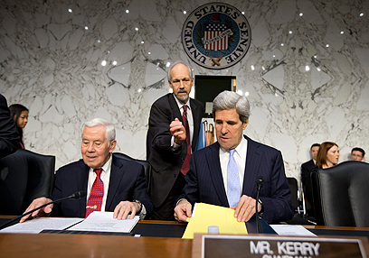 ג'ון קרי, יו"ר ועדת החוץ של הסנאט (מימין) (צילום: AP) (צילום: AP)