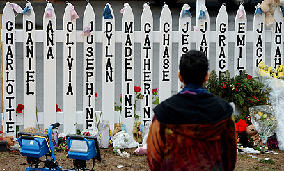 ובינתיים: בניוטאון זוכרים את הקורבנות (צילום: EPA) (צילום: EPA)