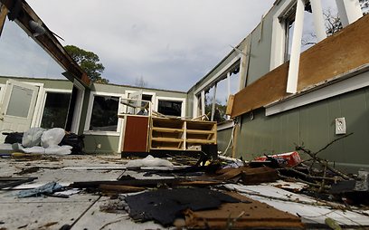 בית שניזוק מהסופה שלשום בעיר מוביל (צילום: רויטרס) (צילום: רויטרס)