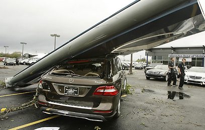 אומדים את הנזק בסוכנות רכב מקומית (צילום: AP) (צילום: AP)