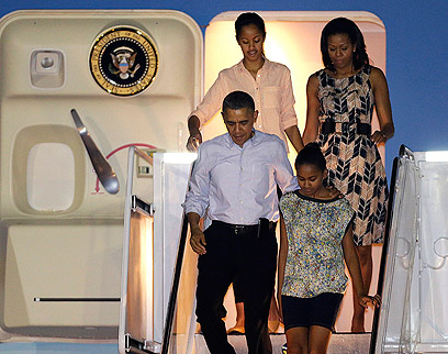 אובמה ומשפחתו נוחתים בהוואי (צילום: AP) (צילום: AP)