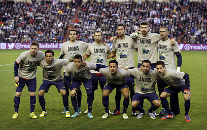 שחקנ ברצלונה בחולצות תמיכה בטיטו וילאנובה (צילום: AFP) (צילום: AFP)