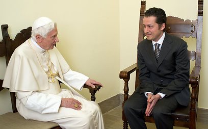 האפיפיור מעניק חנינה למשרת לשעבר, אתמול (צילום: MCT) (צילום: MCT)