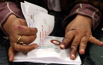 מצביעה במשאל העם במצרים (צילום: רויטרס) (צילום: רויטרס)