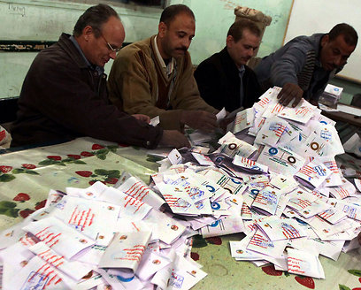 Tallying the votes in Egypt (Photo: Reuters)