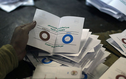 תומכי מורסי טוענים: חייבים את החוקה בשביל להביא דמוקרטיה (צילום: AFP) (צילום: AFP)