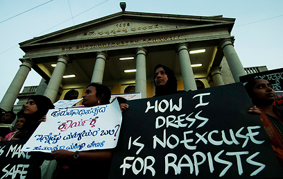 "האופן שבו אני מתלבשת אינו מספק תירוץ לאונס". הפגנה בבנגלור (צילום: EPA) (צילום: EPA)