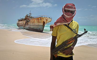 פיראטים לחופי סומליה (צילום: AP) (צילום: AP)