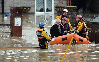 אישה מחולצת על ידי כוחות הצלה בצפון וויילס (צילום: Getty Images) (צילום: Getty Images)