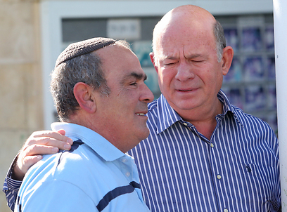 ראש עיריית רמלה יואל לביא פורץ בבכי לצד אביו של ישי, אברהם עוליאל (צילום: אורן אהרוני) (צילום: אורן אהרוני)