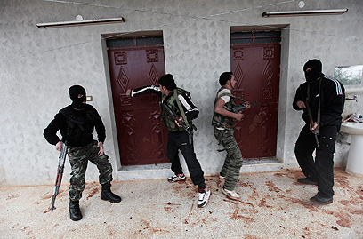 "אסד מחליף חדרים בלילה". המורדים מתאמנים באידליב (צילום: AP) (צילום: AP)