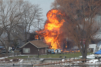 השריפה התפשטה לכמה בתים. ובסטר, ניו יורק (צילום: AP) (צילום: AP)