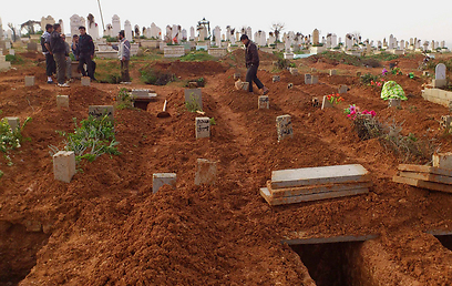 קברים טריים שכרו המורדים (צילום: רויטרס) (צילום: רויטרס)