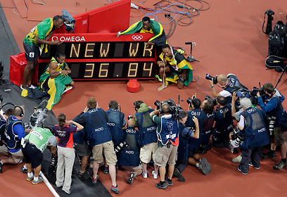 שיא העולם בשליחים שקבעה ג'מייקה בלונדון 2012  (צילום: AP) (צילום: AP)
