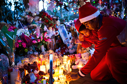 הנרות הפכו לנושא מרכזי בדרשות אנשי הדת (צילום: AFP) (צילום: AFP)