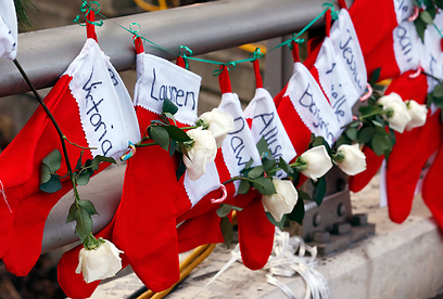 גרבי חג מולד עם שמות הנרצחים (צילום: AP) (צילום: AP)