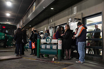 "אנשים מחכים בחוץ ונעשים חולים" (צילום: אוהד צויגנברג) (צילום: אוהד צויגנברג)