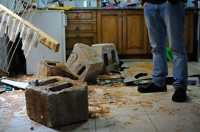 הנזק שנגרם בתוך אחד הבתים (צילום: בני דויטש) (צילום: בני דויטש)