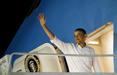 אובמה בפתח המטוס הנשיאותי. ב-20 במרס בנתב"ג (צילום: AFP) (צילום: AFP)