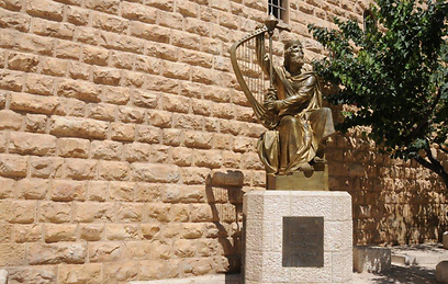 מושחת לא פעם. פסל דוד המלך ליד קברו (צילום: יותם יעקבסון) (צילום: יותם יעקובסון) (צילום: יותם יעקובסון)