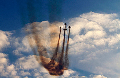 כמיטב המסורת, הצוות האווירובטי ביצע תרגילים באוויר (צילום: AP) (צילום: AP)