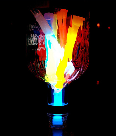 גם חבילה של סטיקלייטים יכולים להפוך ביד היוצר לציור אור מרהיב – בתמונה כאן, הם רק מסודרים בתוך בקבוק של וודקה הפוך (צילום: עומר פרצ'י ) (צילום: עומר פרצ'י )