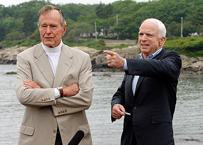 בוש האב עם ג'ון מקיין ב-2008 (צילום: רויטרס) (צילום: רויטרס)