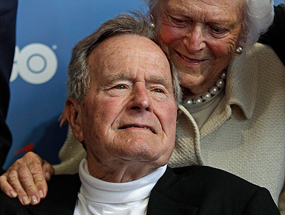 בוש ואשתו ברברה, בהקרנת בכורה של סרט תיעודי על חייו, יוני 2012 (צילום: AP) (צילום: AP)