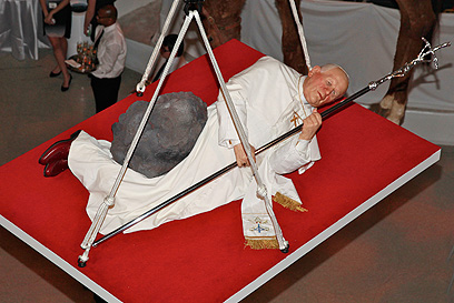 פסלו מעורר המחלוקת של קטלן, "השעה התשיעית", מועבר למוזיאון (צילום: gettyimages) (צילום: gettyimages)